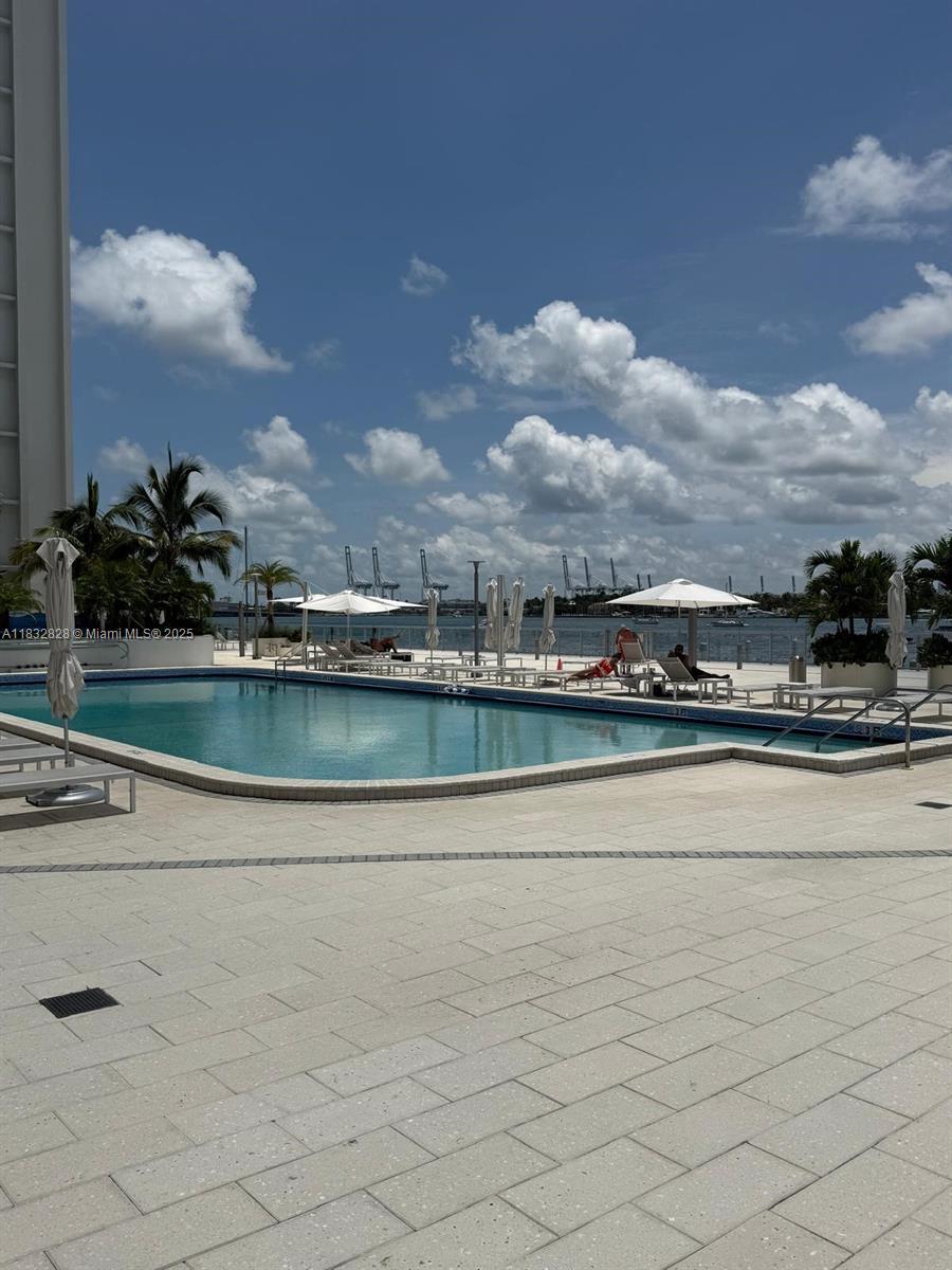 Spacious remodeled studio in great building with amazing amenities. Spectacular location on the West Ave corridor, blocks away from Lincoln Road and South Beach. Great for investors as it rents very quickly.
