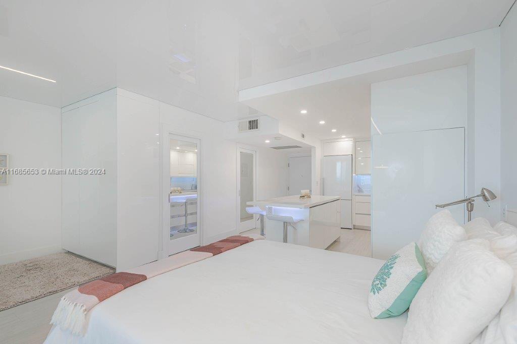 2301 Collins Ave 811