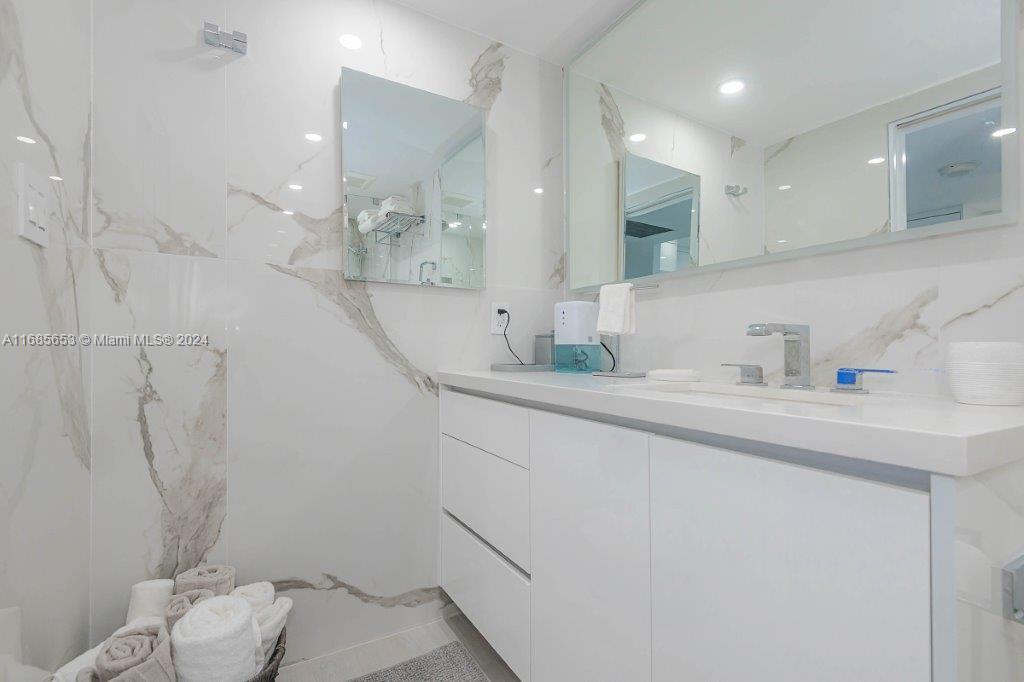 RONEY PALACE CONDO - Residential Lease