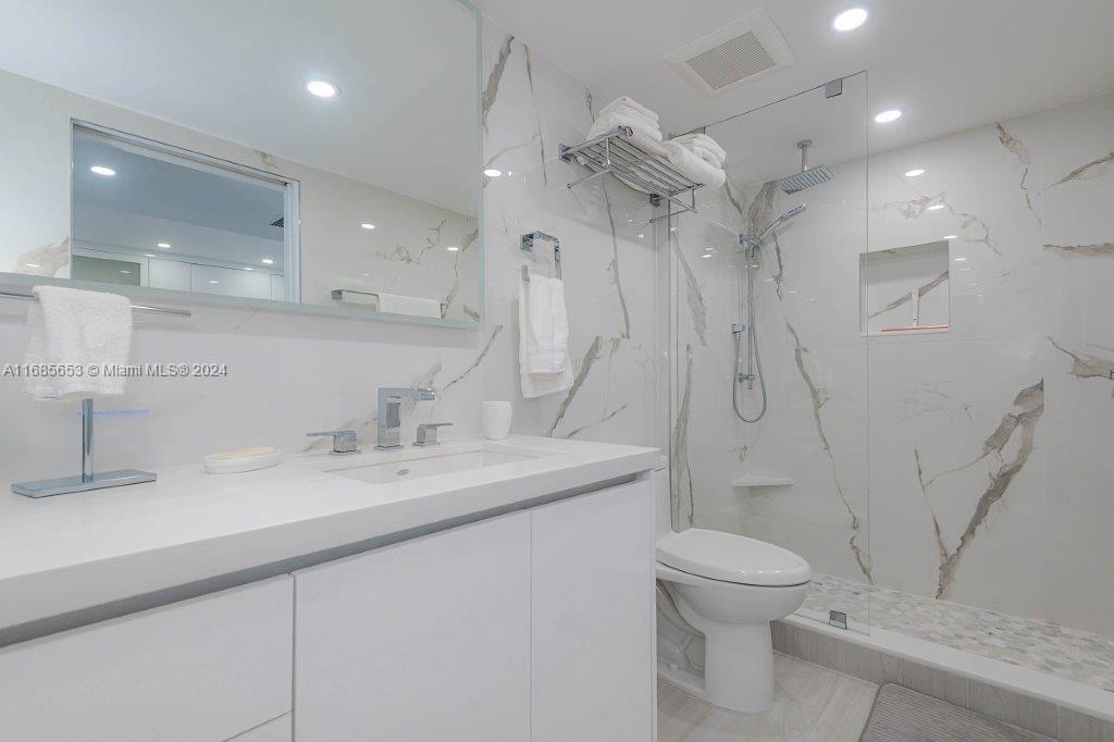 2301 Collins Ave 811