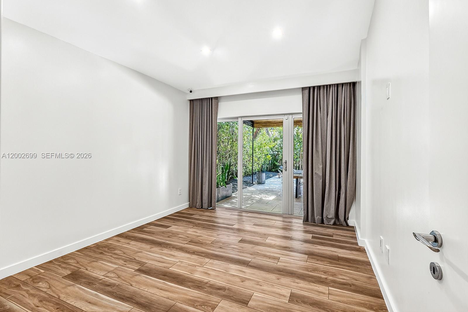 PARK PLAZA CORR PL OF - Residential Lease