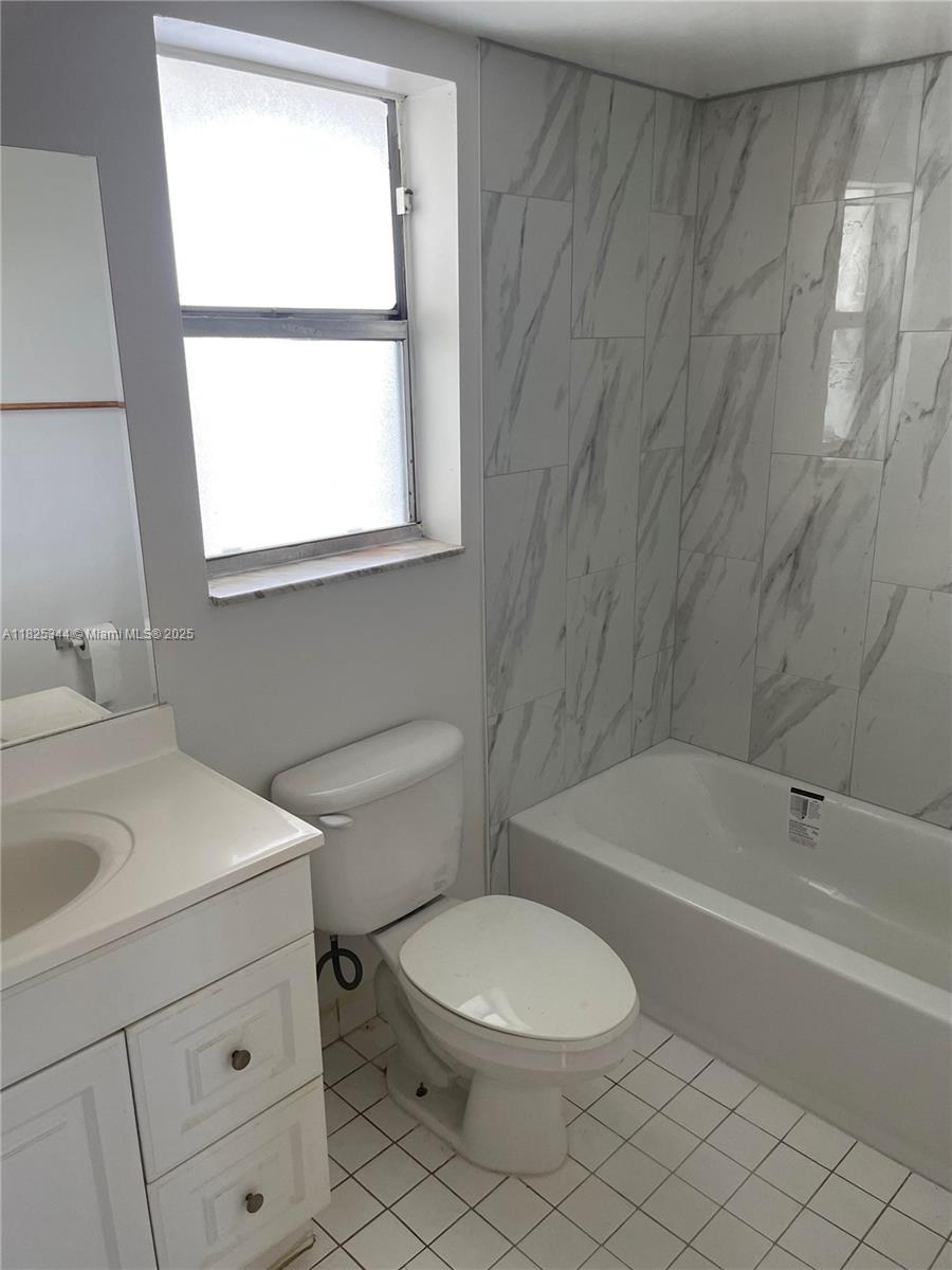 8325 Sunrise Lakes Blvd 305, Sunrise, FL, 33322/$132,000 3 8325 Sunrise Lakes Blvd 305