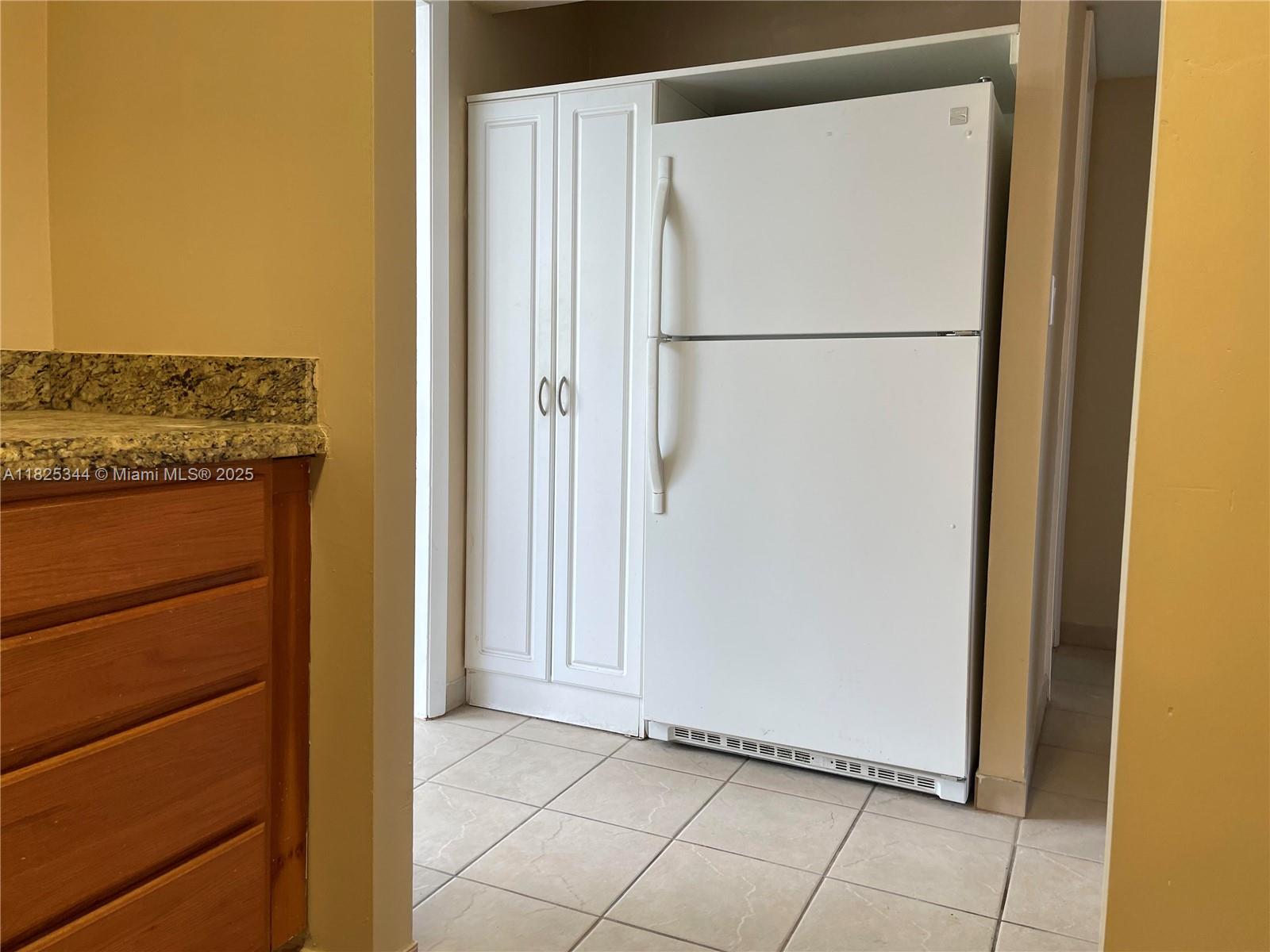 8325 Sunrise Lakes Blvd 305, Sunrise, FL, 33322/$132,000 2 8325 Sunrise Lakes Blvd 305