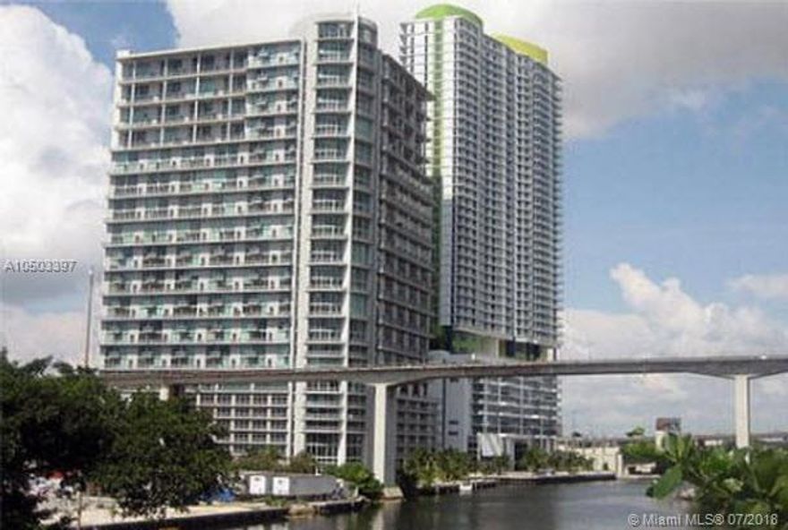 FANTASTIC 2 levels Loft  1/1.5  High ceilings, amazing views of Miami River, located in one of the hottest areas in Miami Brickell, steps to public transportation, City Centre, bar, clubs, restaurants.  Building offers resort style amenities, Valet Parking, Amazing pools, fitness center, sauna, steam room, Racquet ball court, basket ball and much more, Available for Sale E-Z to show