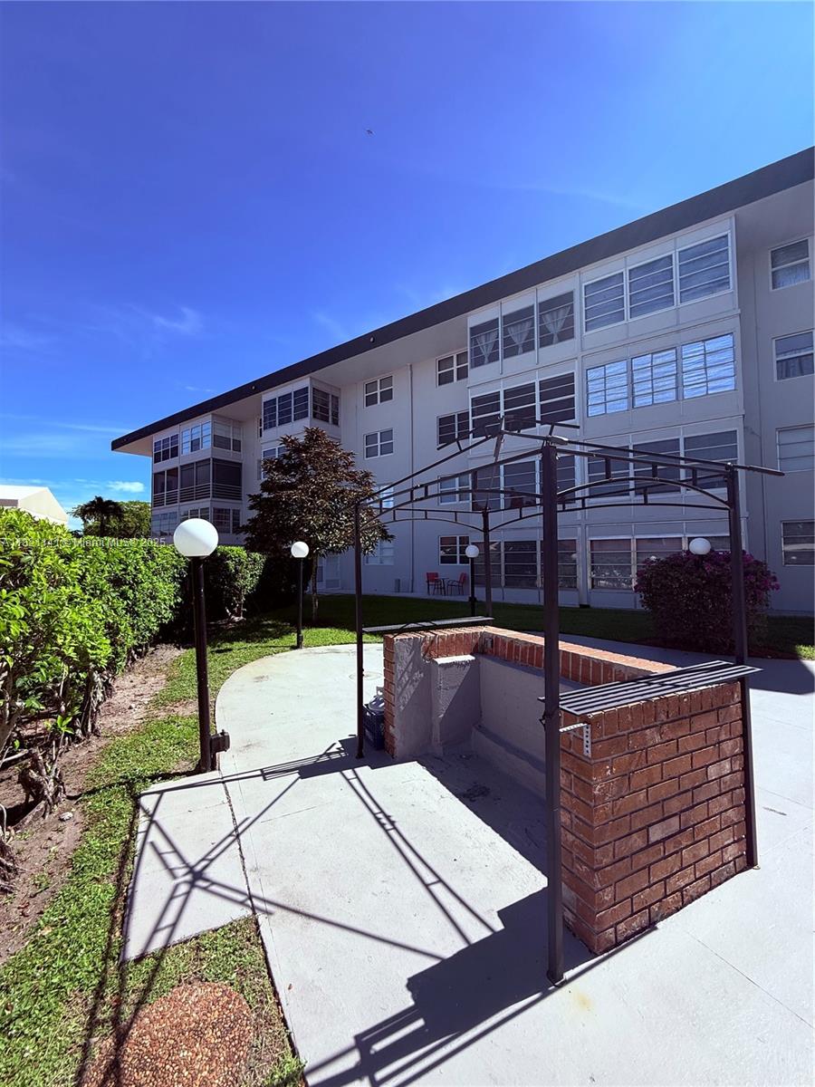 LAUDERDALE OAKS CONDO XII - Residential