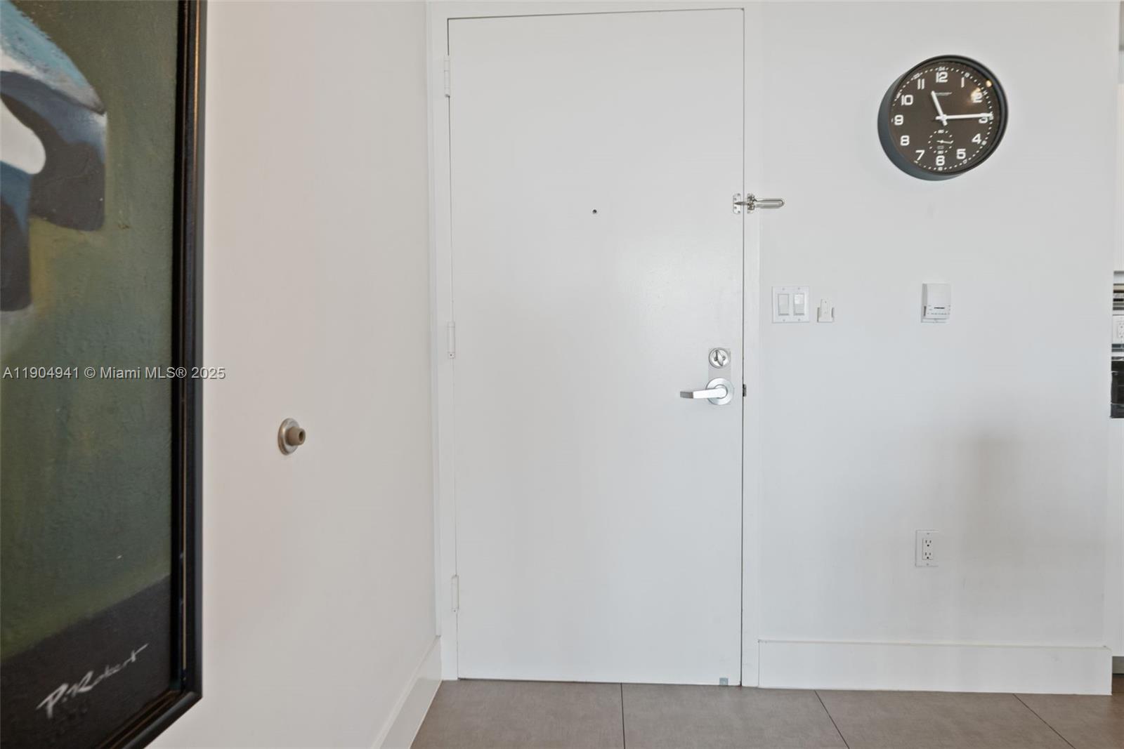 MINT CONDO - Residential