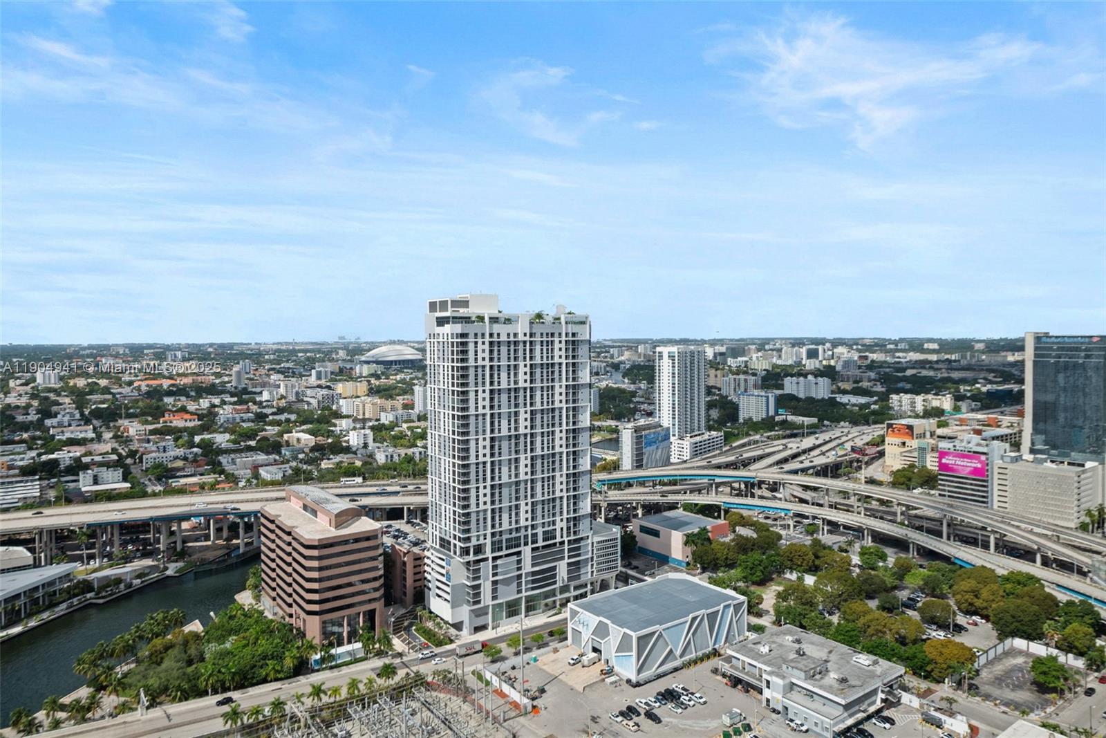 MINT CONDO - Residential