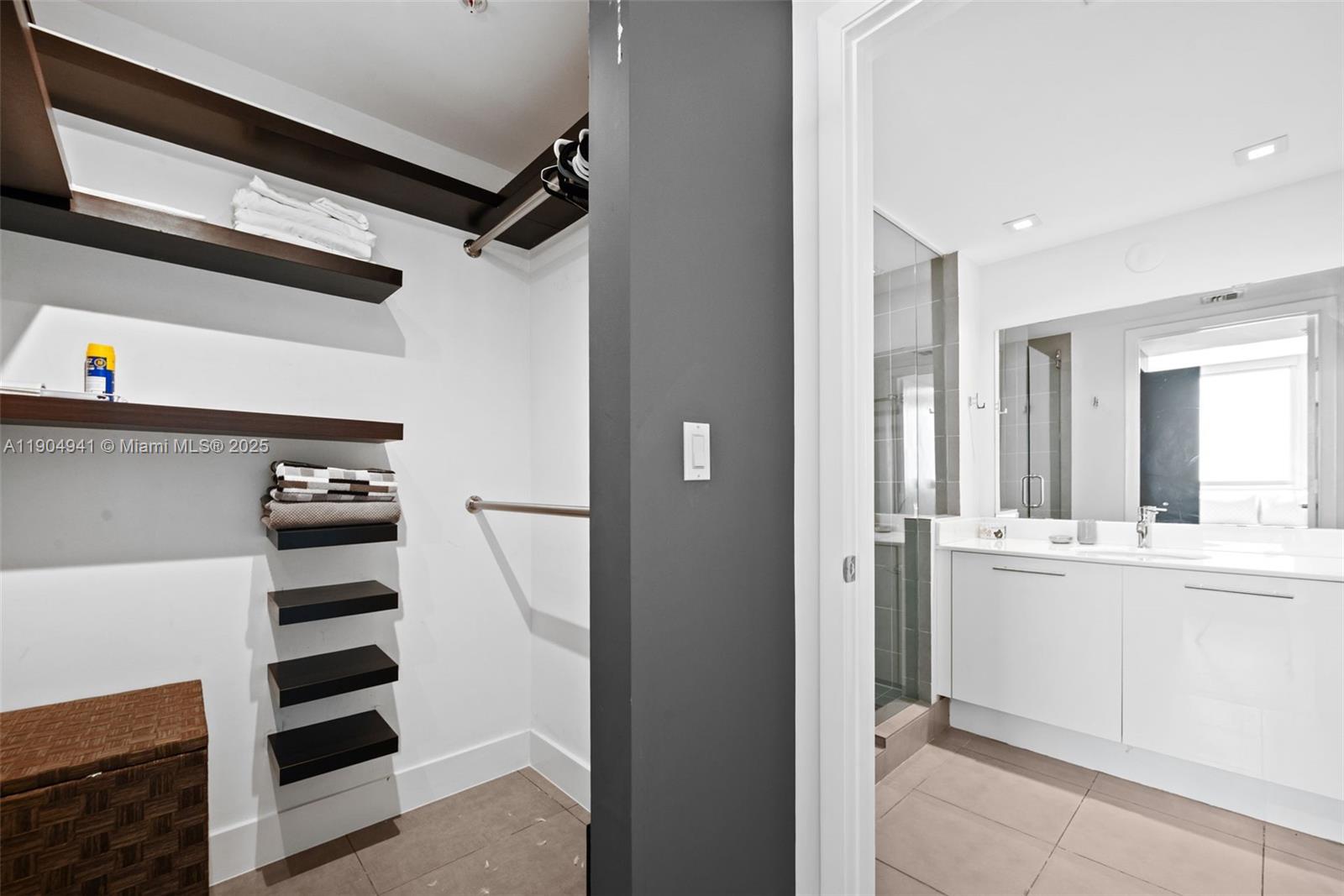 MINT CONDO - Residential