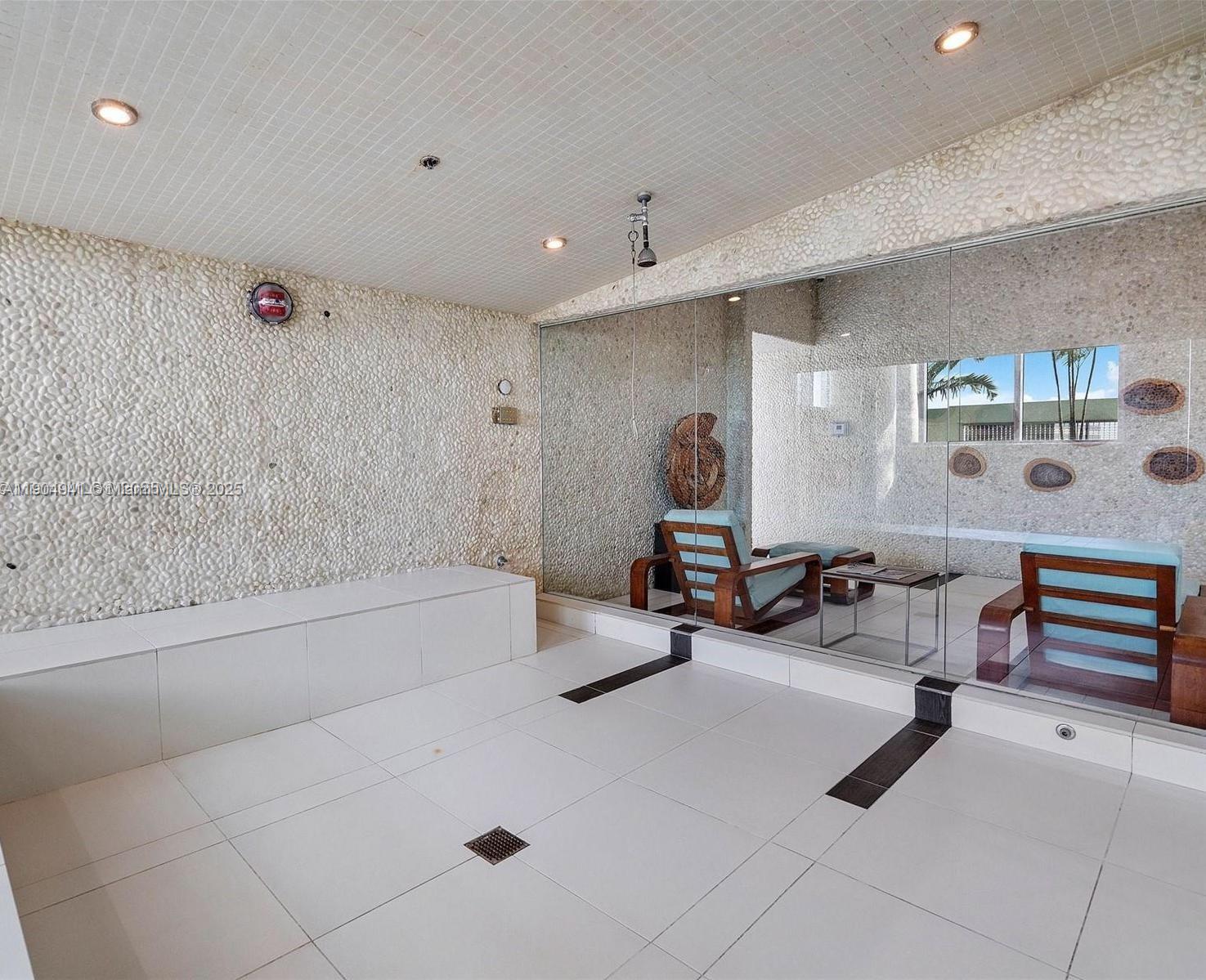 MINT CONDO - Residential