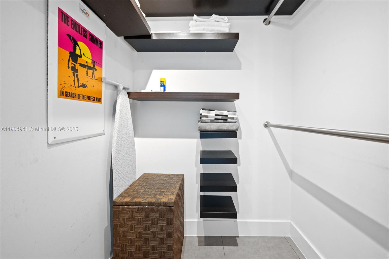 MINT CONDO - Residential