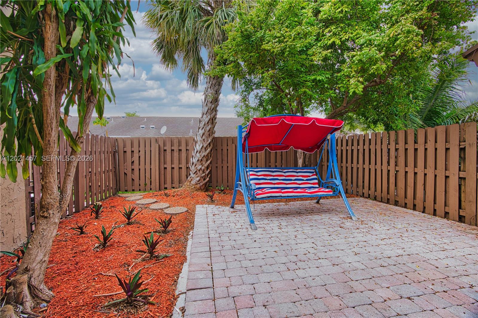 8015 SW 21st Ct, Davie, FL, 33324/$319,900 2 8015 SW 21st Ct