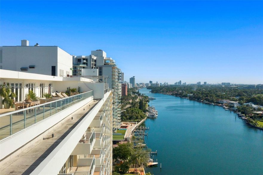 Incredible views from every rooms! Beautiful and 2,100 sft Penthouse with a large 1,200 sft terrace, with 2 Bedrooms and 2 new Bathrooms, Kitchen ready (the buyer needs to install a kitchen), laundry, 2 assigned parking spaces. This Penthouse floor is very exclusive with only 5 owners. It comes with a storage and a wine cellar in the corridor. Peaceful, quiet and very private.
The building has been completely renovated with Pool, Gym, Social Rooms, Management on site, 24/7 Security and the opportunity to rent a boat split from the association.