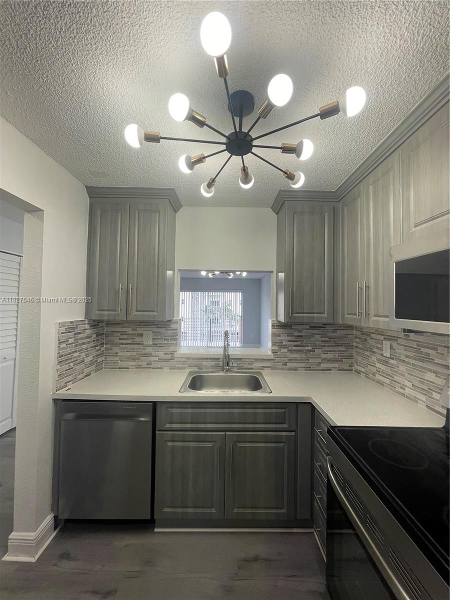 365 NE 125th St 302