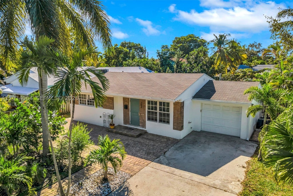 Photo of 1000 N 17th Ave, Hollywood, FL 33020 (MLS # A12034064)