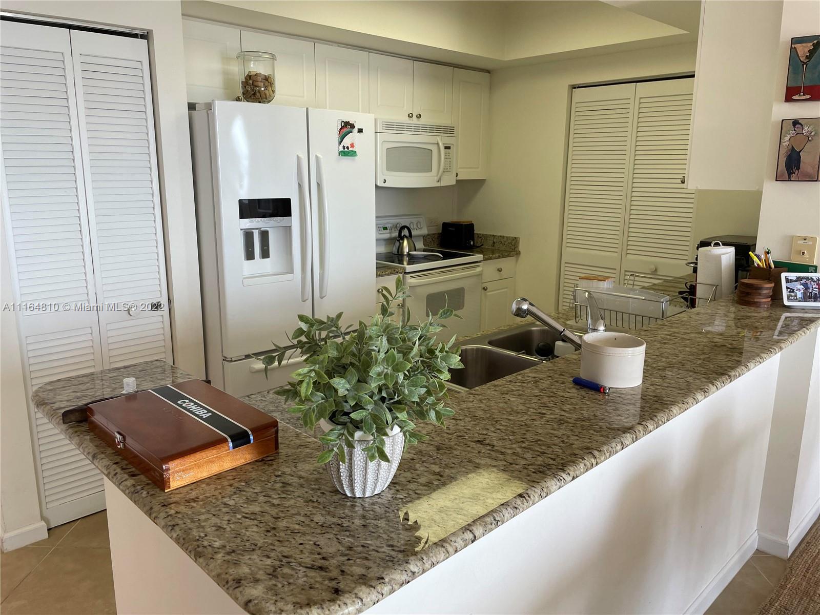 TURNBERRY ON THE GREEN CO - Residential Lease