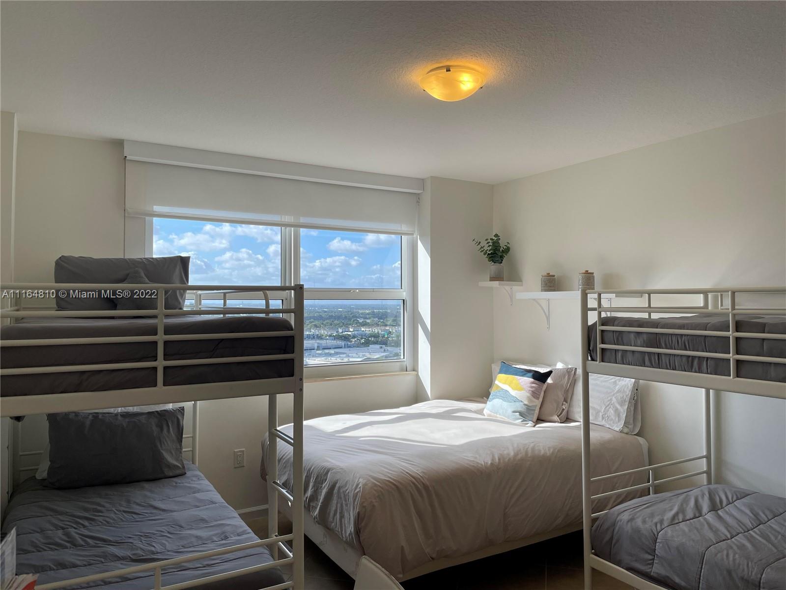 TURNBERRY ON THE GREEN CO - Residential Lease