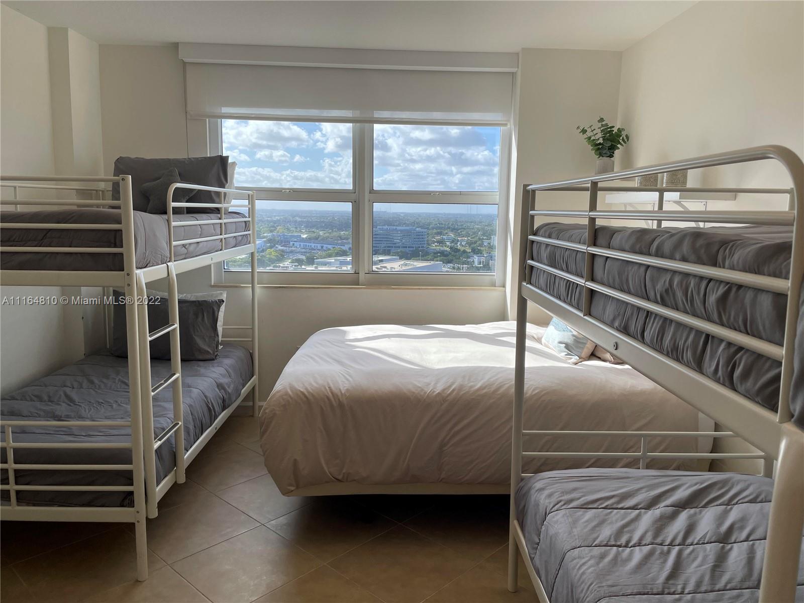 TURNBERRY ON THE GREEN CO - Residential Lease