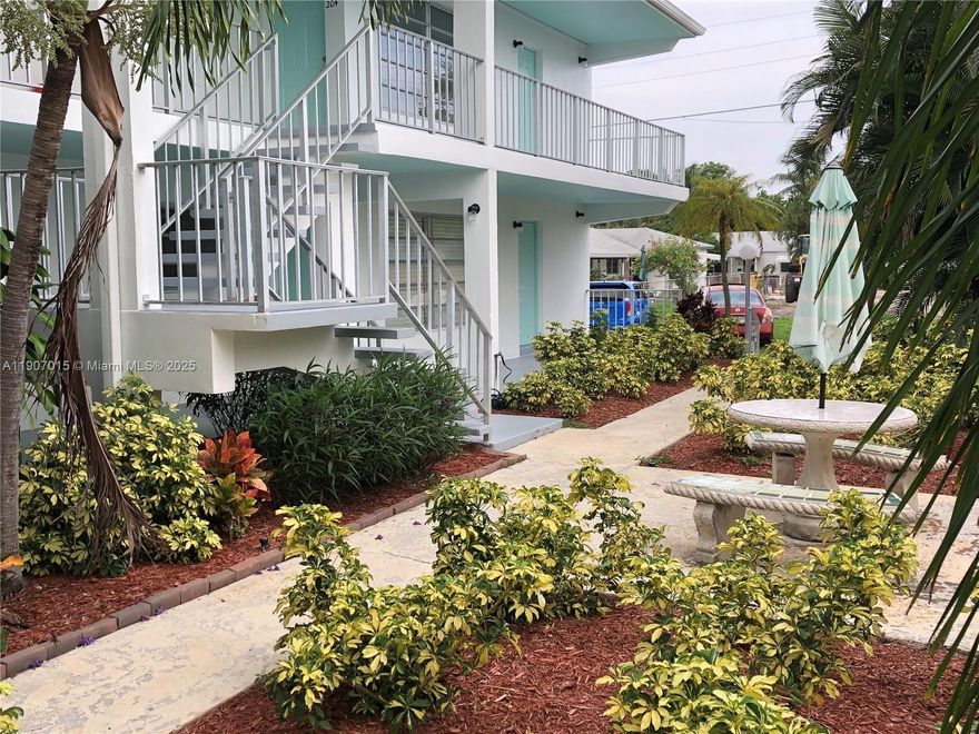 GORGEOUS EXQUISITLY RENOVATED UNIT WITH THE HIGHEST OF QUALITY MATERIALS. RELAX OR MEDITATE IN THE OUTSIDE GARDEN AREA WITH PATIO TABLES. EASY WALK TO HISTORIC DOWNTOWN, MINUTES FROM BEACHES, SHOPPING, GREAT RESTAURANTS, I-95 AND MORE. THIS GORGOUES UNIT WONT LAST LONG. NO PETS *Water included**700 CREDIT SCORE*