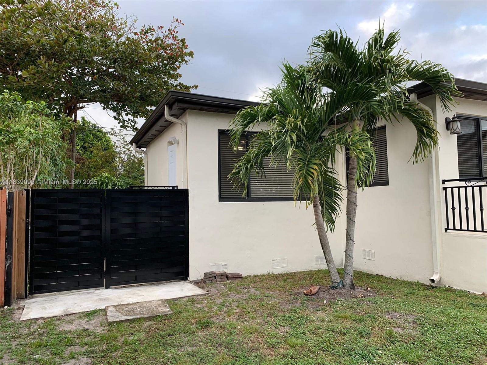 EXCELLENT LOCATION IN WESTCHESTER. SMALL & COZY EFFICIENCY/STUDIO FOR RENT WITH PRIVATE ENTRANCE. SMALL KITCHENNETTE, BATHROOM, CLOSET, IMPACT WINDOWS AND DOORS, NEW MINI-SPLIT AC, & 1 ASSIGNED PARKING SPACE. NO SMOKING, NO PETS. FULL TENANT SCREENING REQUIRED. AVAILABLE FOR RENT FULLY FURNISHED, PERFECT FOR 1 PERSON, GRADUATE STUDENT AT FIU OR UM. THERE IS NO LAUNDRY ON SITE. RENT INCLUDES WATER, ELECTRICITY AND 1 ASSIGNED PARKING SPACE. EXCELLENT LOCATION NEAR MAJOR ROADWAYS/EXPRESSWAYS, AIRPORT, SHOPPING & DINING.