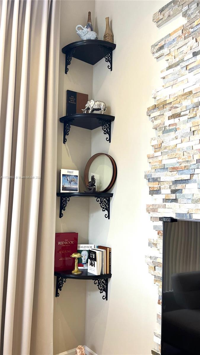 WIMBLEDON VILLAS OF VIA V - Residential Lease
