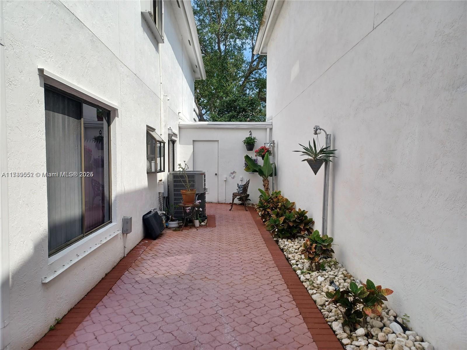 WIMBLEDON VILLAS OF VIA V - Residential Lease