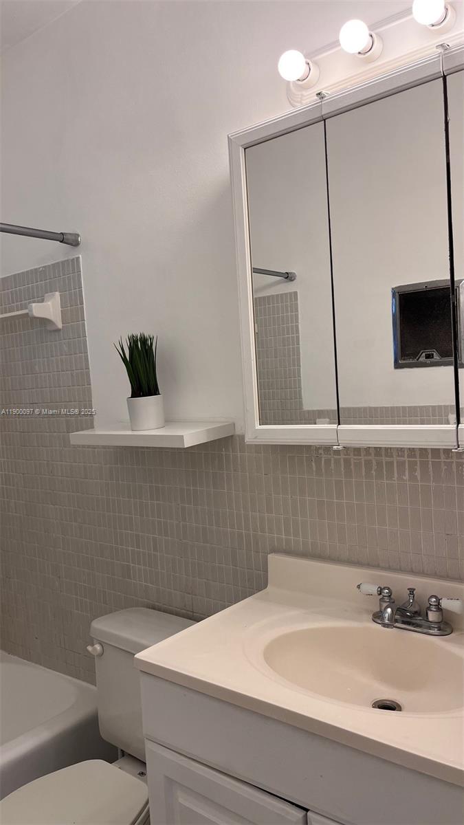 CYPRESS GARDENS CONDOMINI - Residential Lease