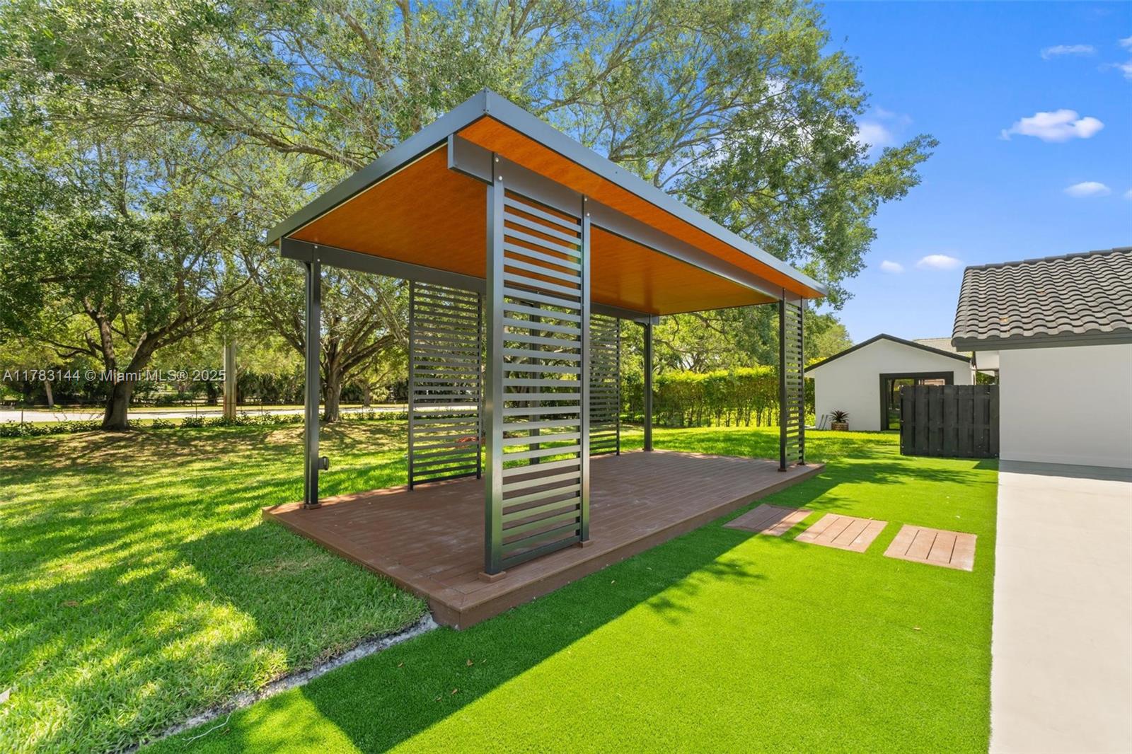 IVANHOE ESTATES - Residential