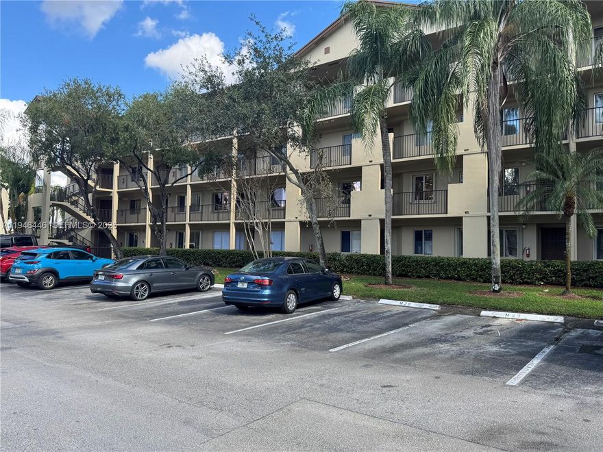 LAKEFRONT CONDO IN 55AND OLDER COMMUNITY. THIS UNIT IS COMPLETELY UPDATED, WITH STAINLESS STEEL APPLIANCES. CLUBHOUSE. TENNIS COURTS, GYM AND GOLF COURSE.