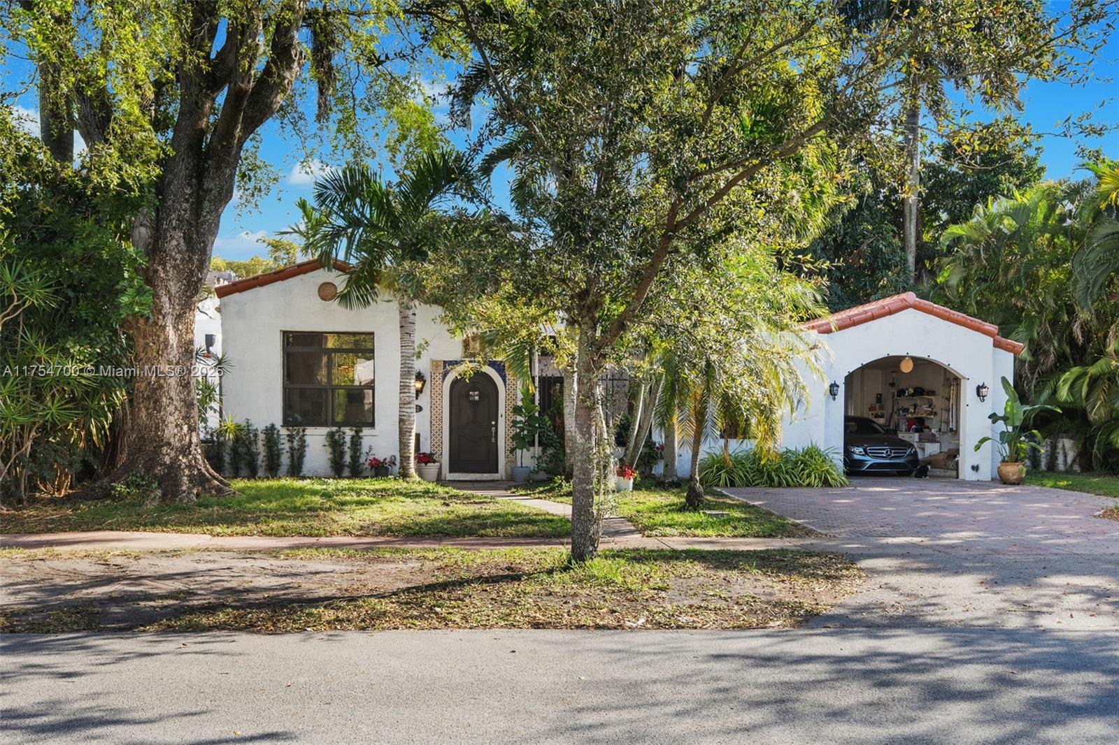 Property for Sale at 322 Viscaya Ave, Coral Gables, Broward County, Florida - Bedrooms: 3 
Bathrooms: 4  - $1,099,000