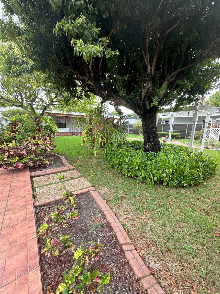 TROPICAL GARDENS - Residential