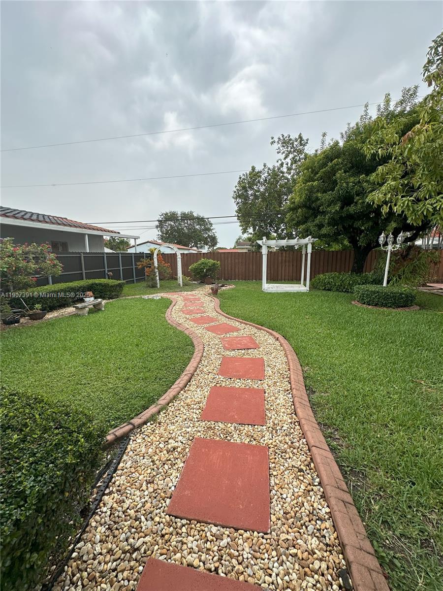 TROPICAL GARDENS - Residential