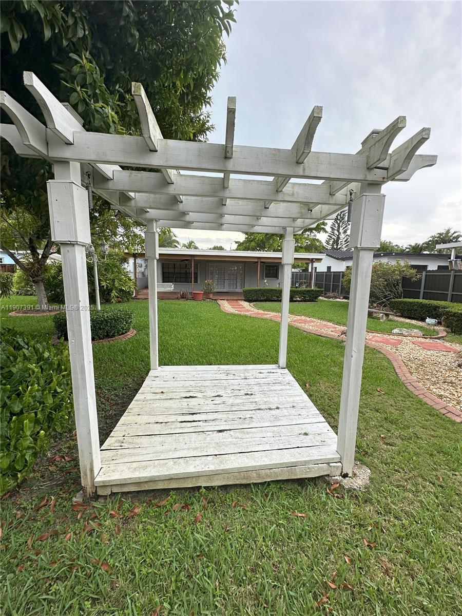 TROPICAL GARDENS - Residential