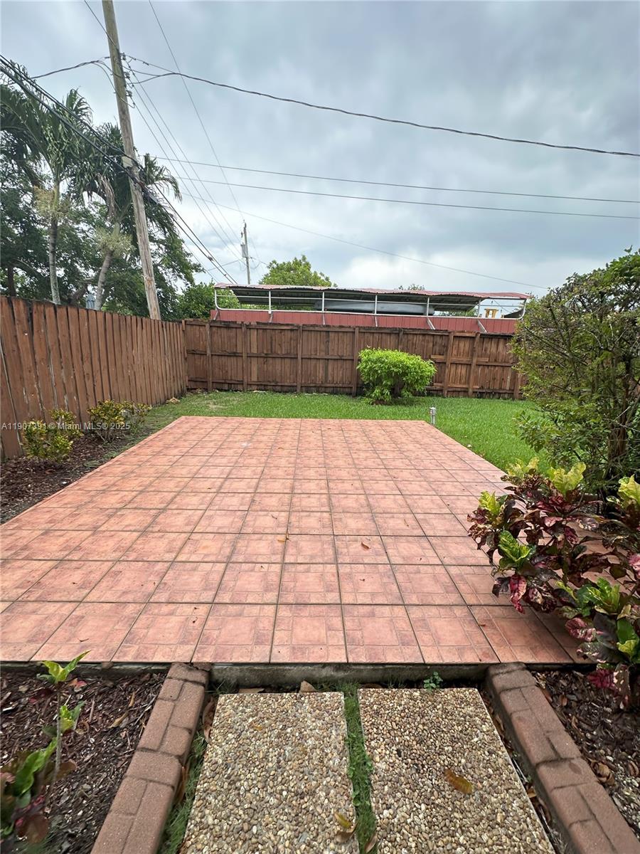 TROPICAL GARDENS - Residential