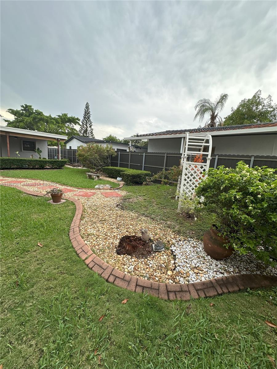 TROPICAL GARDENS - Residential