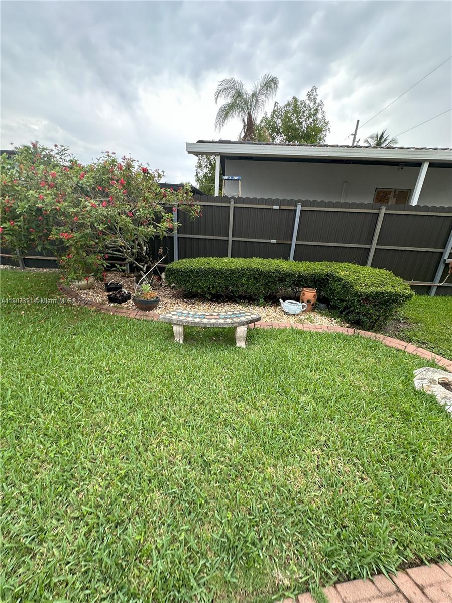 TROPICAL GARDENS - Residential