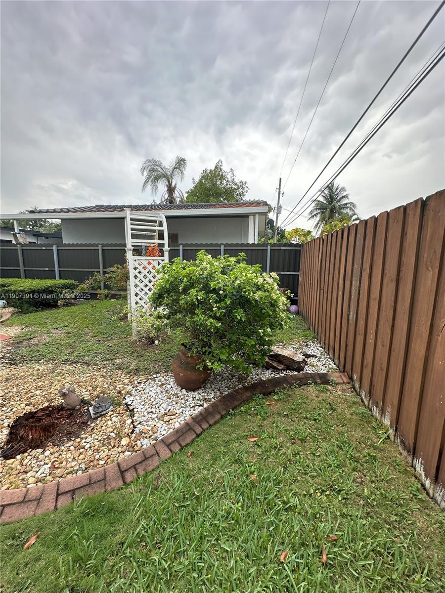 TROPICAL GARDENS - Residential