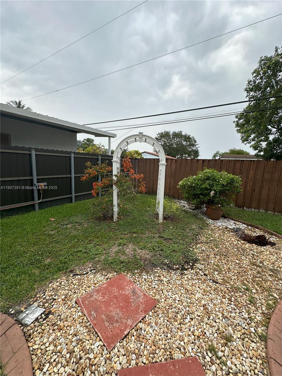 TROPICAL GARDENS - Residential