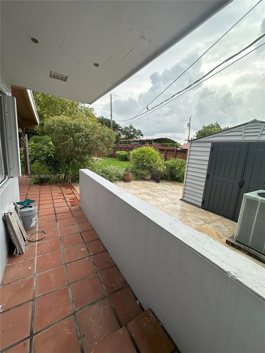 TROPICAL GARDENS - Residential