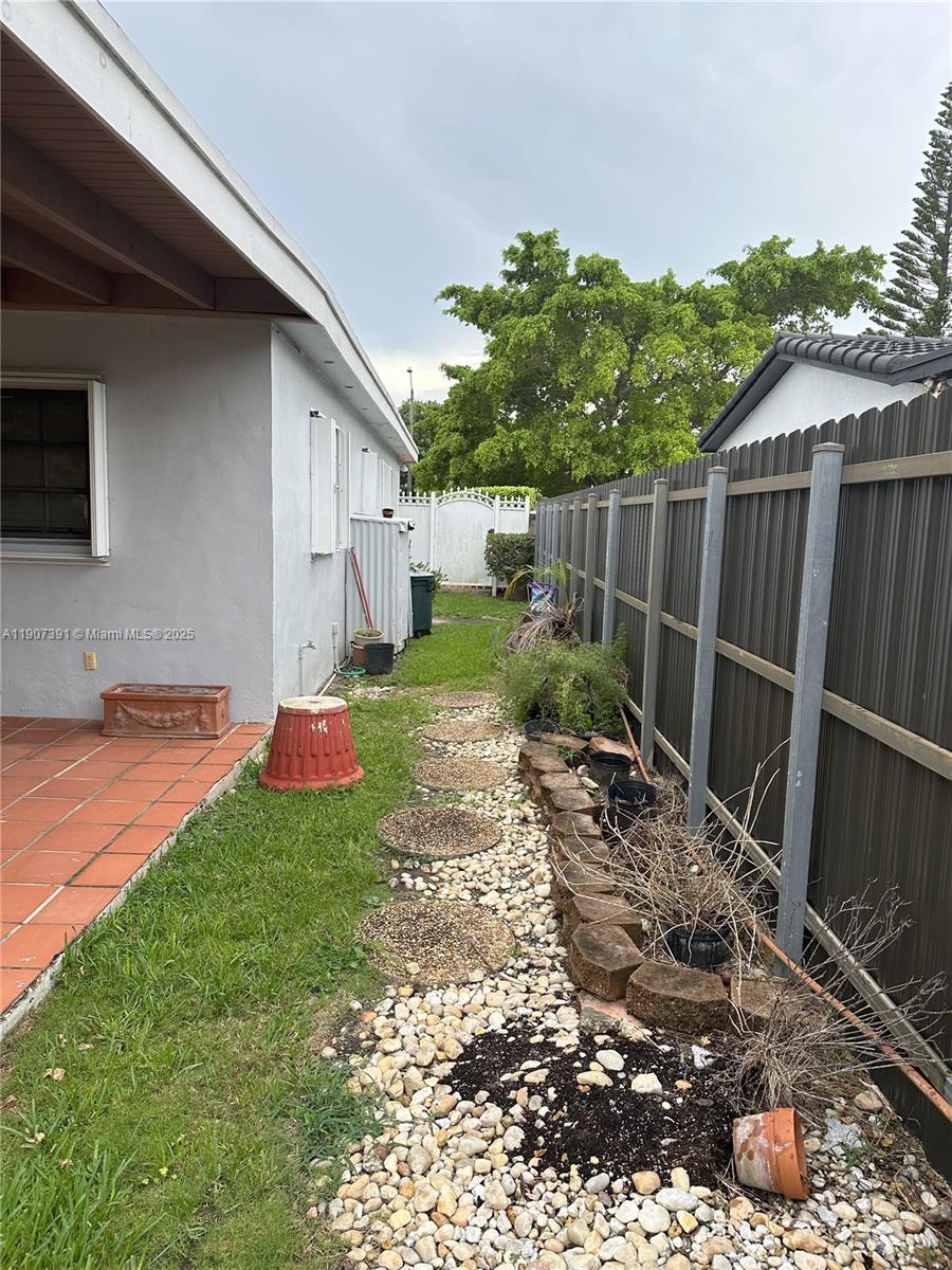 TROPICAL GARDENS - Residential