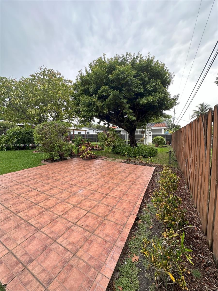 TROPICAL GARDENS - Residential