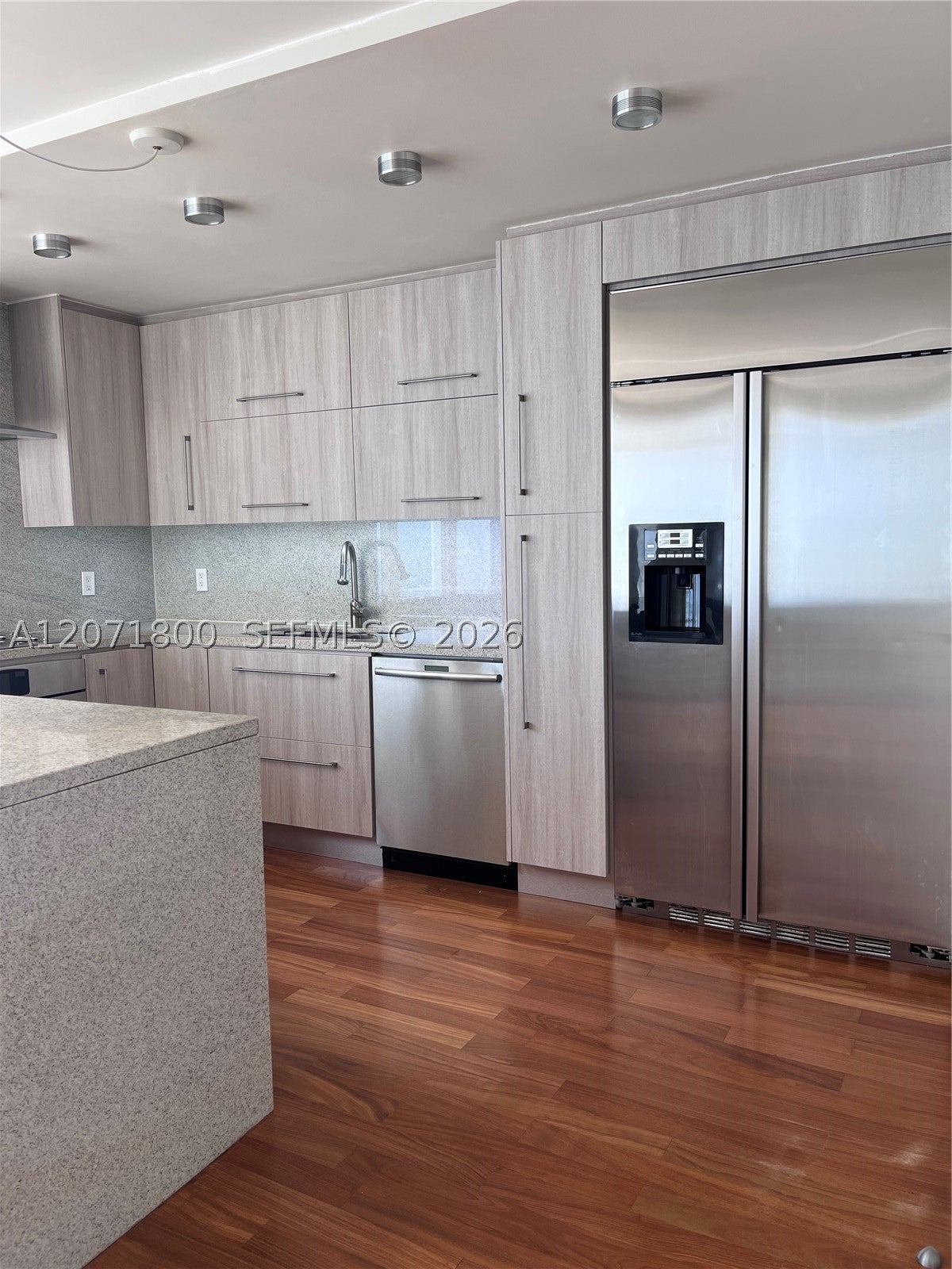 881 Ocean Dr 18B