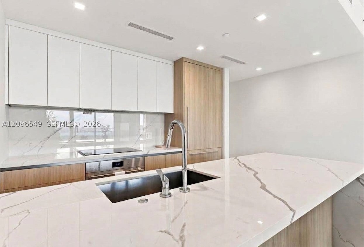 2411 Laguna Cir 1004