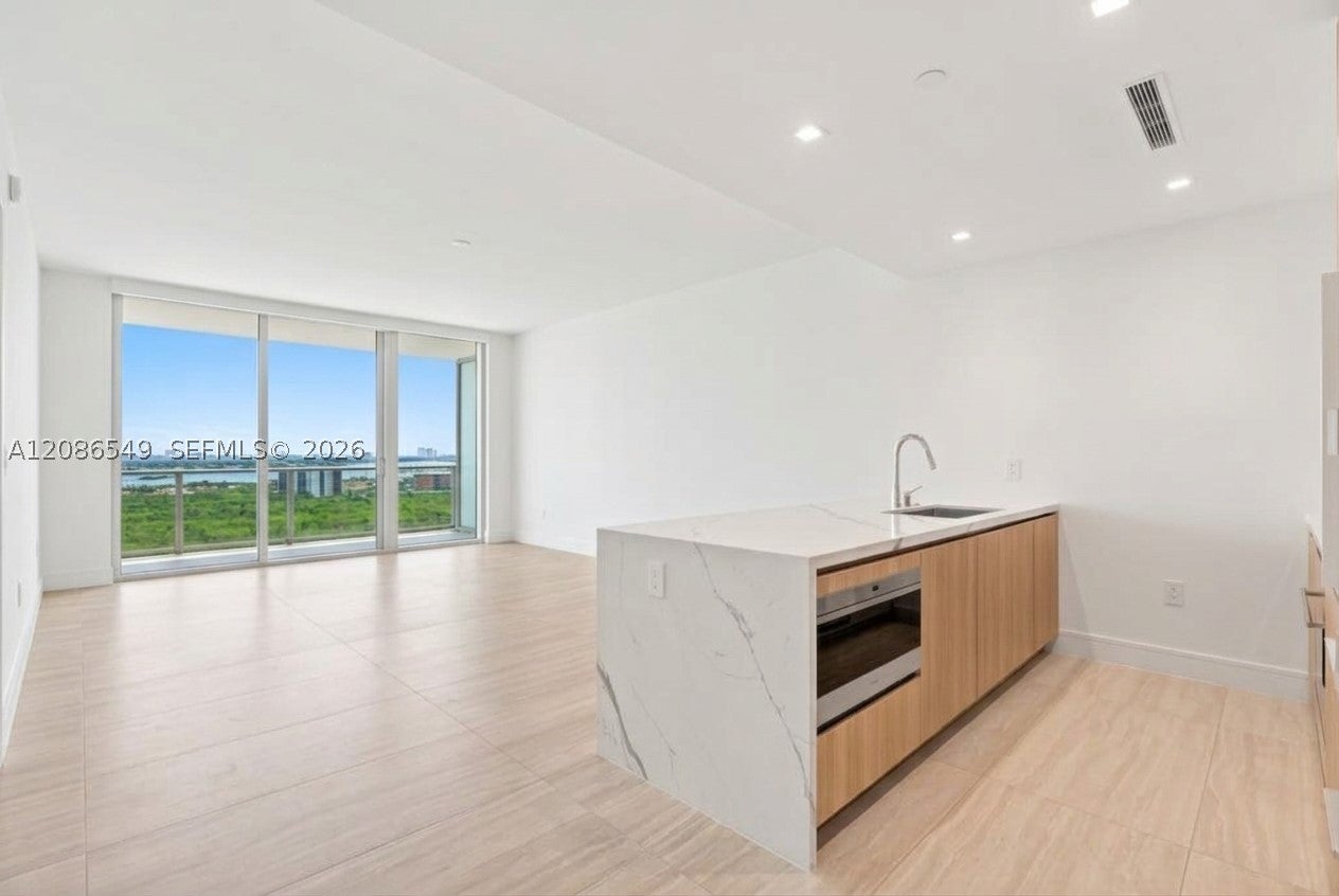 2411 Laguna Cir 1004