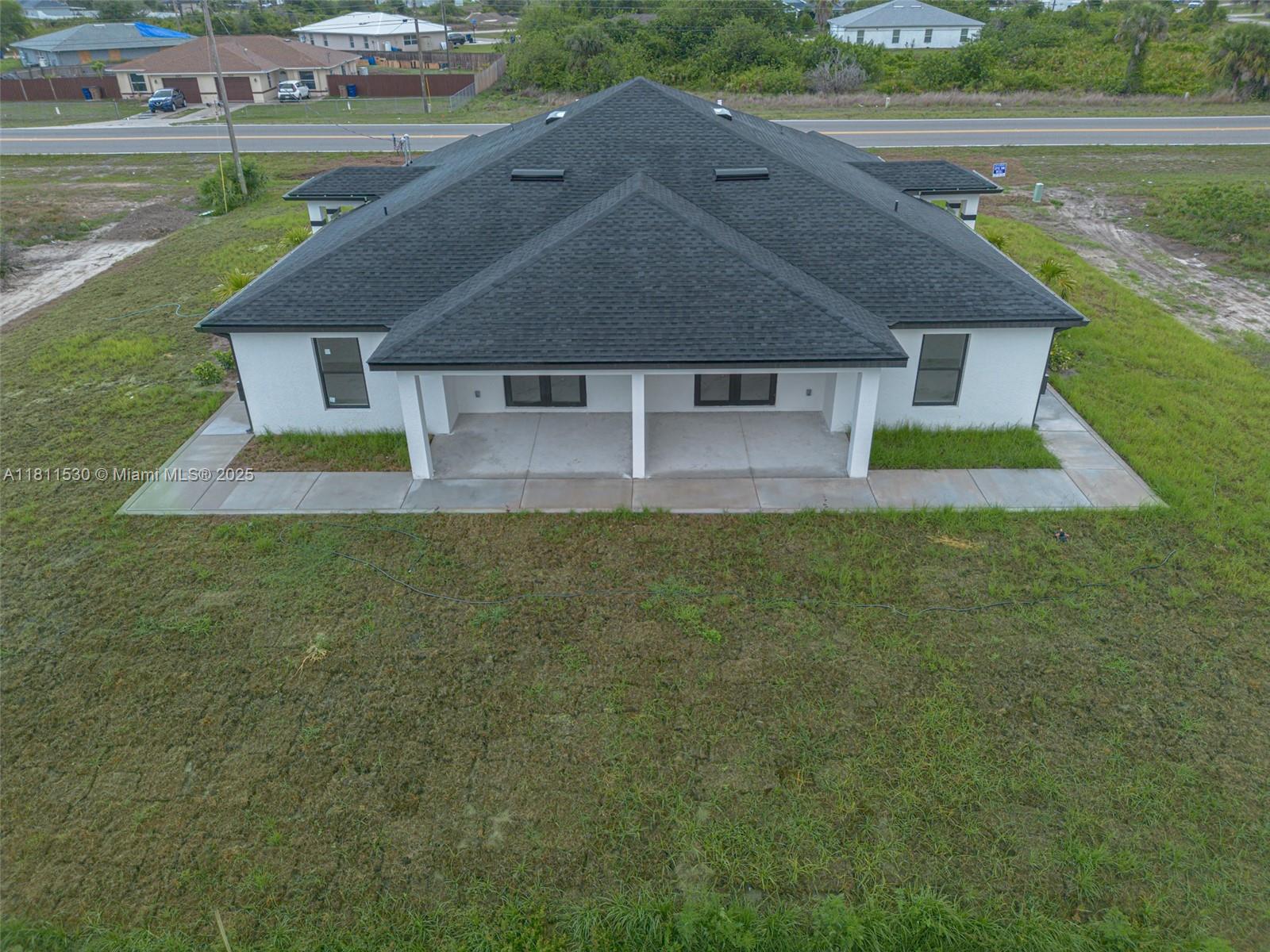 Beautiful brand-new duplex with stunning finishes. Each unit features a modern kitchen with a water filtration system, an indoor laundry room, ceiling fans. Ideal to live in one unit and rent the other, as both have completely separate entrances and private spaces. Perfect for investment or as a primary residence in a growing area.