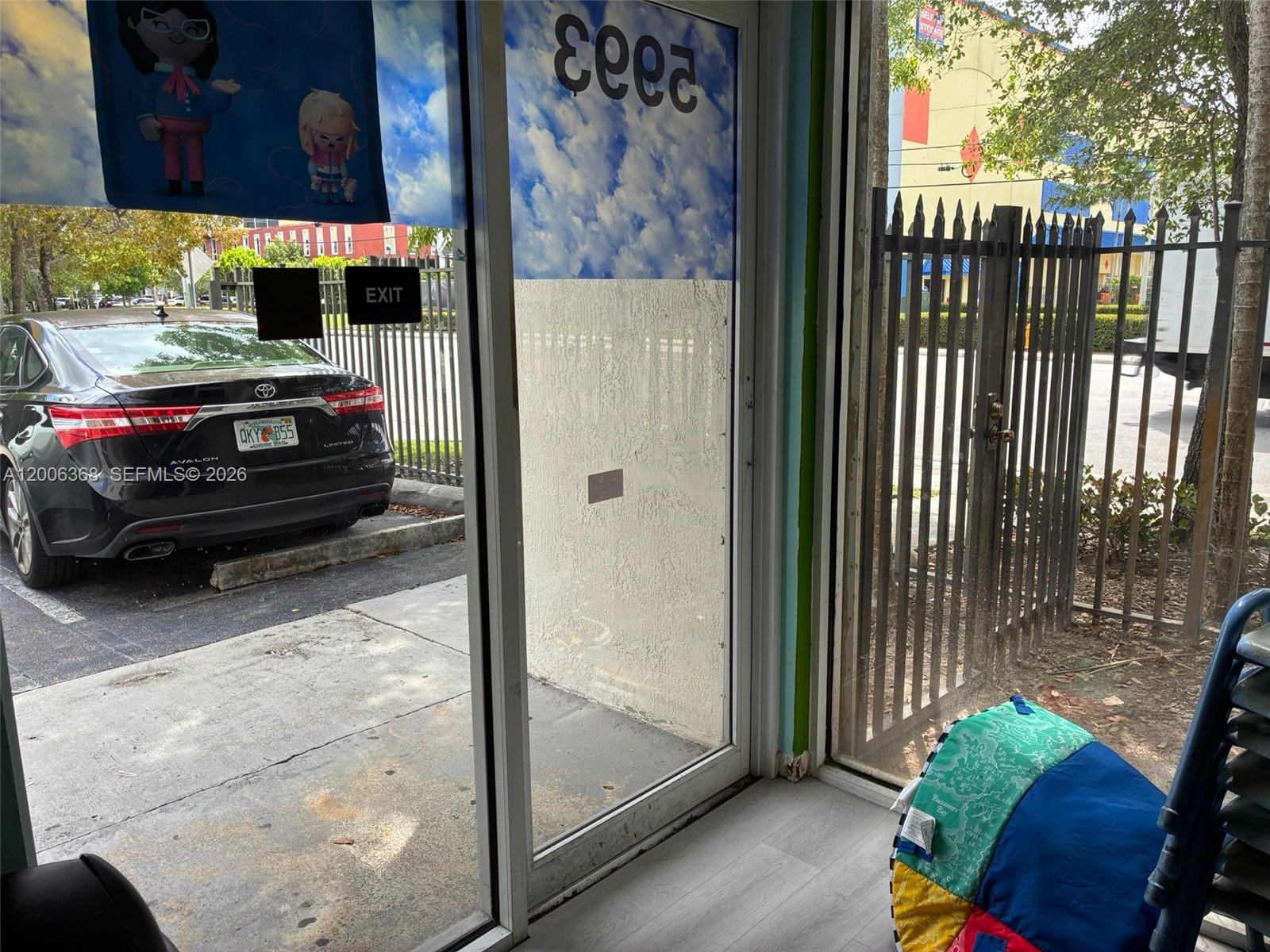 Main image without alt text