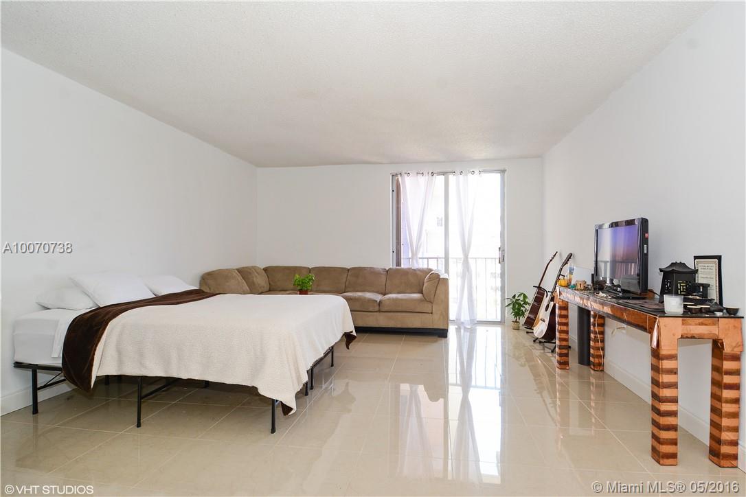 Spacious unit located in coveted South Beach that includes PARKING! This is a fantastic building with an AMAZING pool, pool area, gym and resort style amenities. Building was recently updated with new paint and other upgrades and is ready for move in! The apartment is well located, next to shopping, restaurants, and major highways. Easy to show! Call L.A. for details.