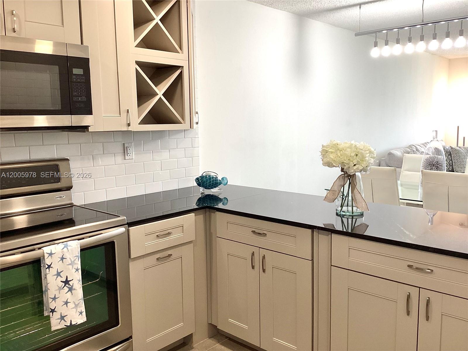 HOLLYBROOK GOLF AND - Residential