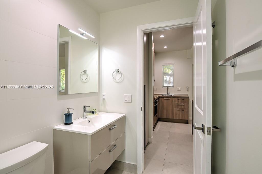 245 NE 33rd St 103