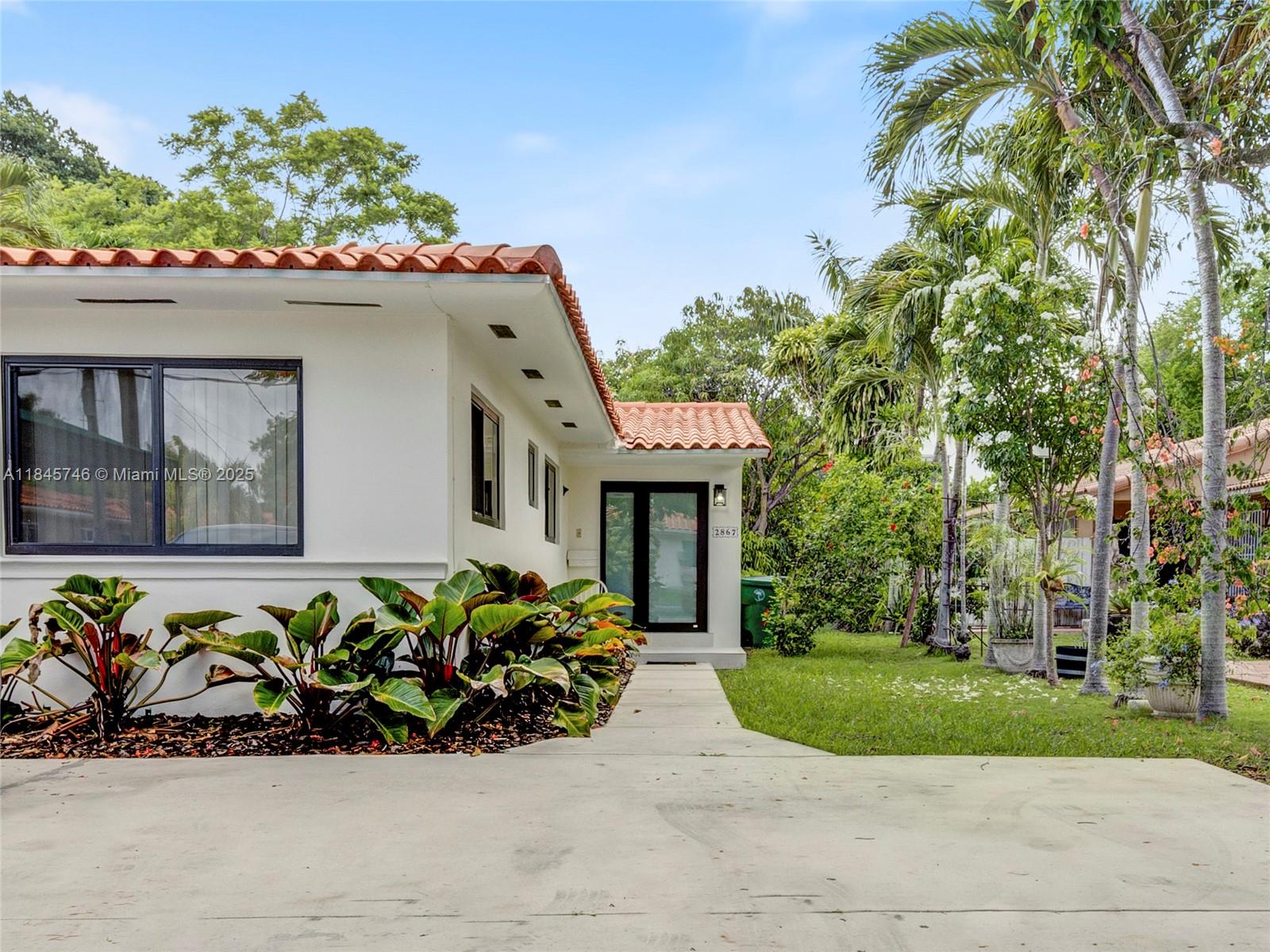 Prime Location! Beautifully updated Spacious 2-Bedroom, 1-Bath Duplex.
This bright and spacious duplex unit offers a comfortable layout with two generously sized bedrooms and one full bathroom. Enjoy the convenience of an in-unit washer and dryer, a large shared backyard and ample parking space.
Ideally located just minutes from Coral Gables, Merrick Park, US-1, and the Metro.