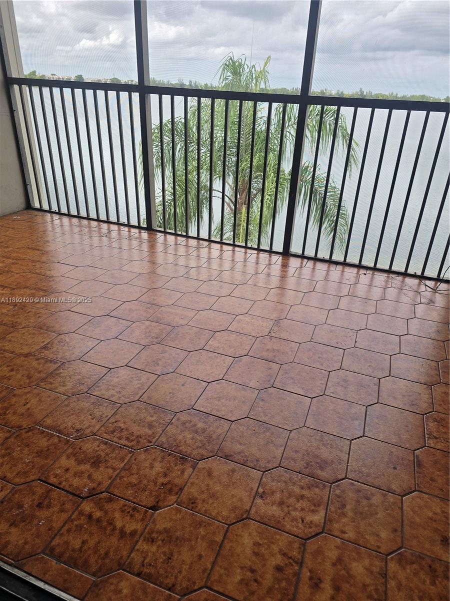 LAKE EMERALD CONDOMINIUM - Residential